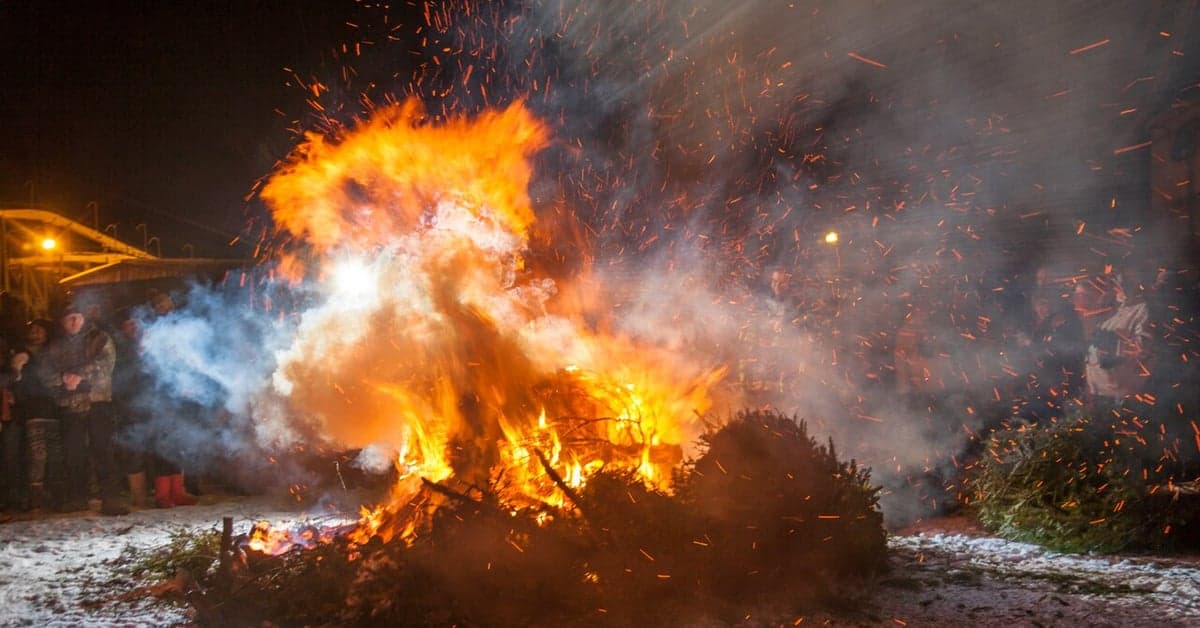 Guide to Beach Bonfires: Rules, Tips, and Best Spots in the US