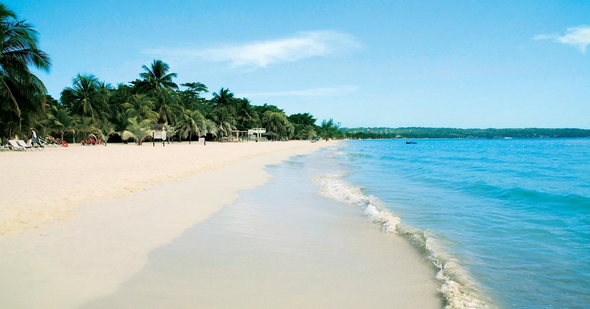 The sweeping golden sands of Seven Mile Beach in Negril, Jamaica