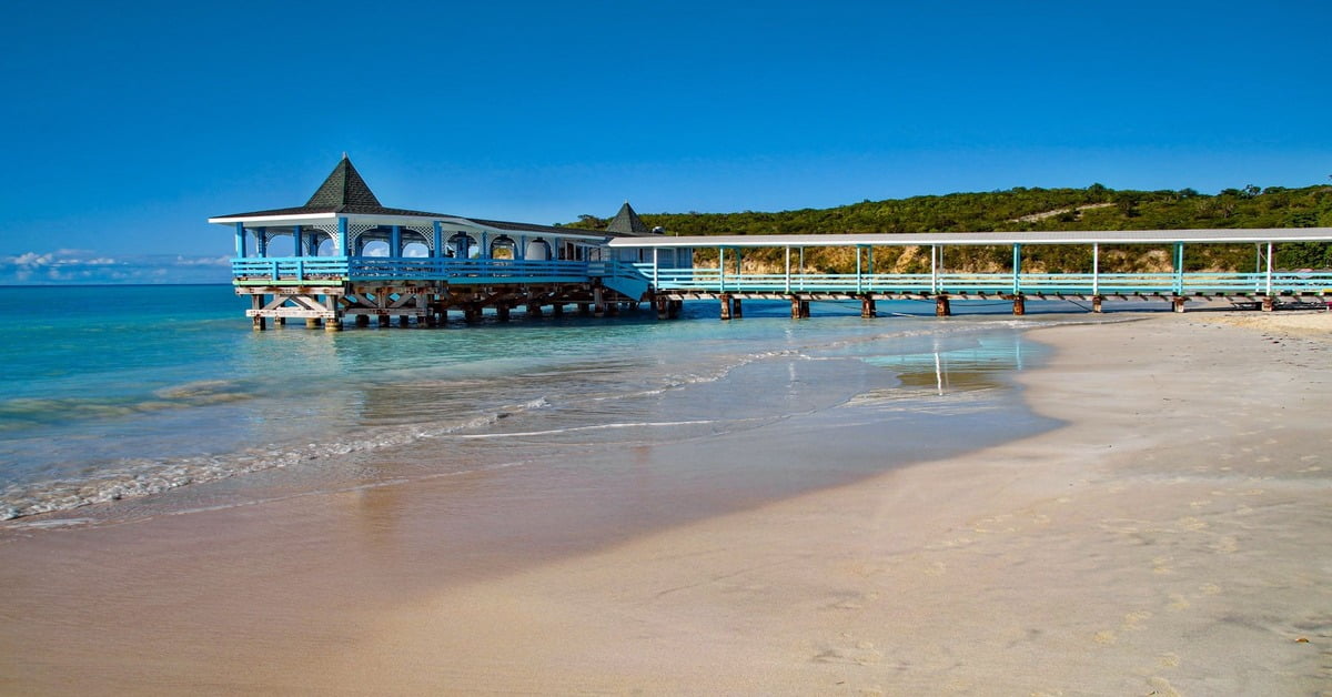 Dickenson Bay in Antigua with calm waters, white sand, and beachside restaurants