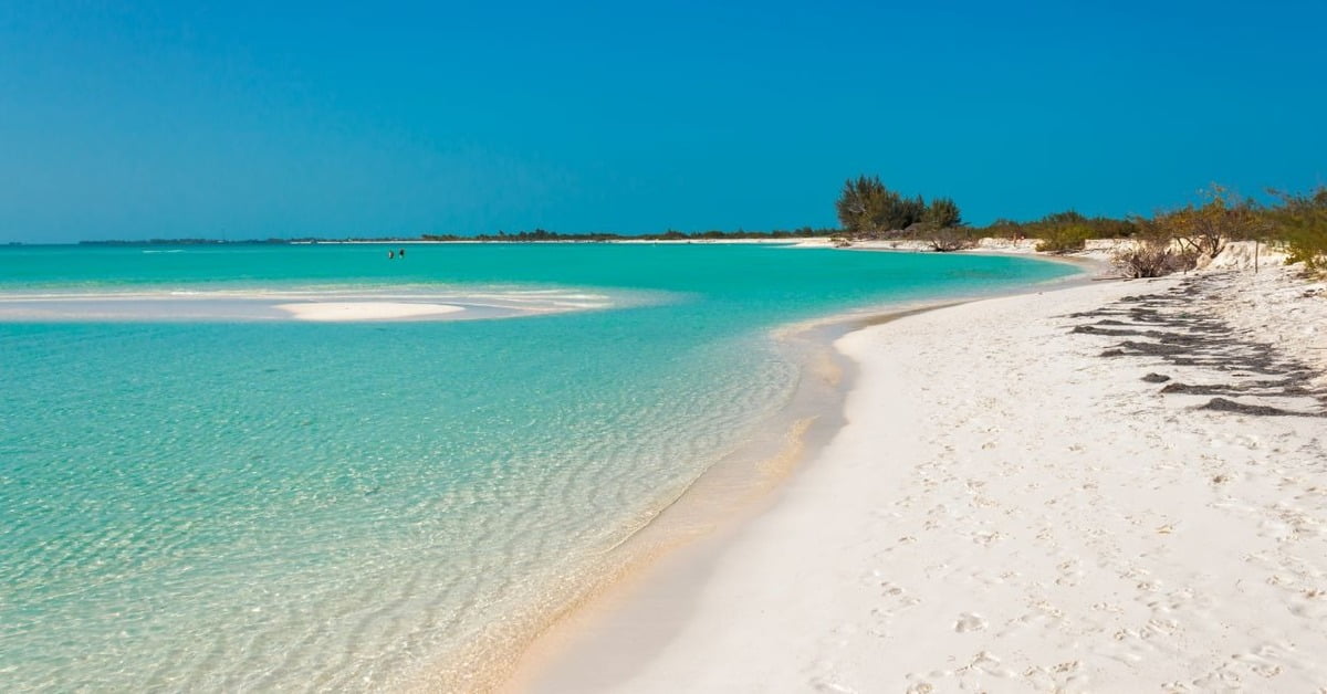 Playa Paraiso in Cuba with shallow turquoise water