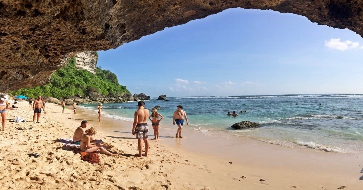 Rocky cliffs and turquoise water at Suluban Beach, also known as Blue Point, in Bali