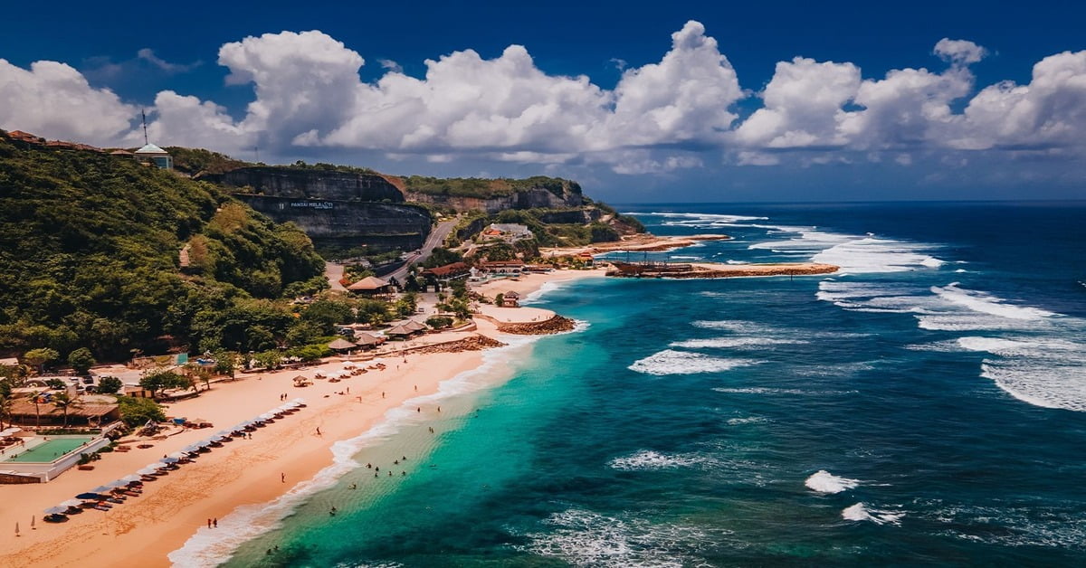 Dramatic clifftop view of Uluwatu Beach in Bali with turquoise surf below